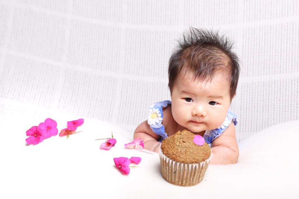 Baby wants to eat cupcake!